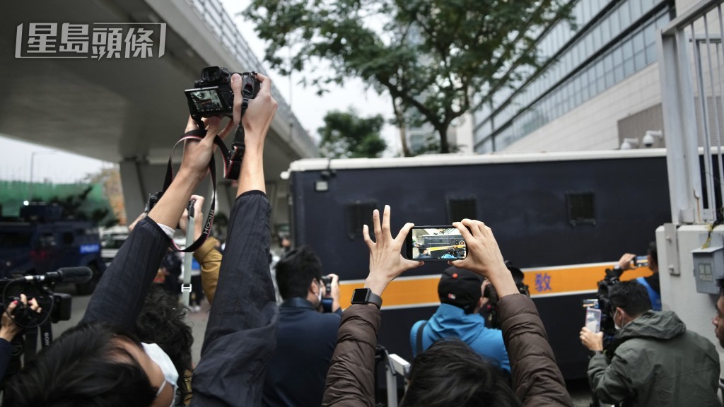 黎智英今早由囚車解往法院。蘇正謙攝
