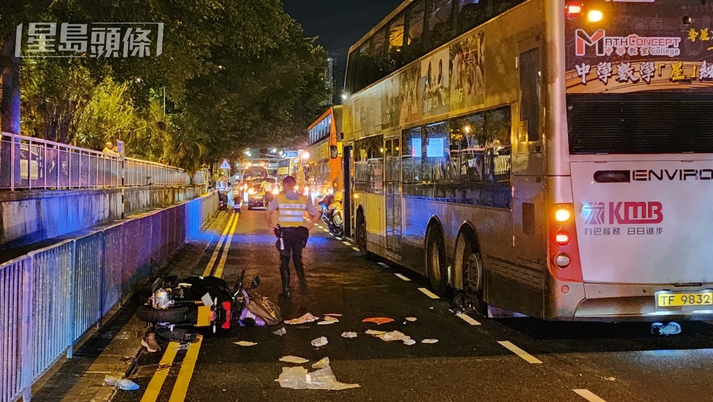電單車倒地，現場一地雜物。