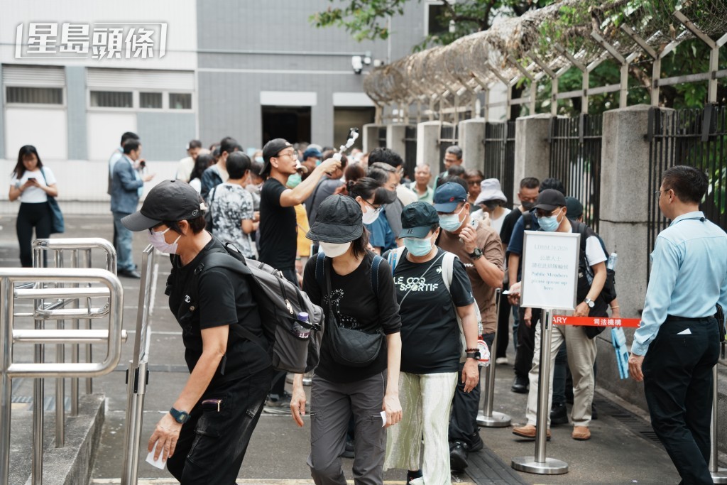 宏福苑居民到庭旁聽。汪旭峰攝