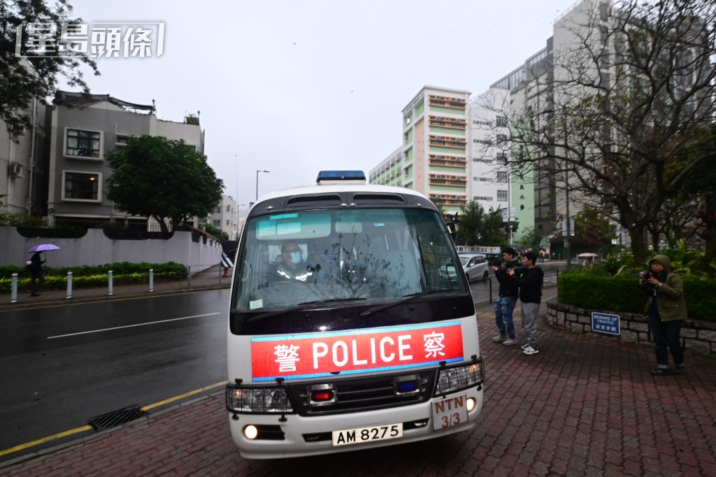 被告今早由警車送往粉嶺裁判院提堂。陳極彰攝