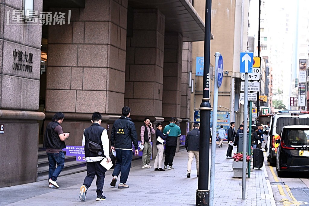 大批探員在場調查。 大批探員在場調查。