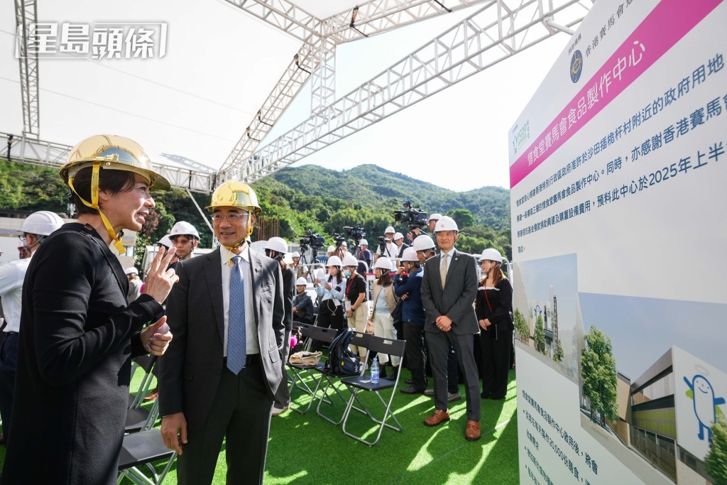 馬會主席利子厚參觀「惜食堂賽馬會食品製作中心」介紹展區。馬會提供圖片