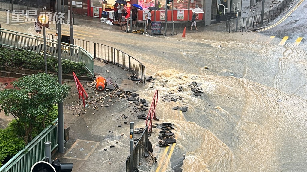 黑色暴雨下,柴灣環翠道與環翠里交界一度水浸,滿地泥濘。資料圖片 黑色暴雨下,柴灣環翠道與環翠里交界一度水浸,滿地泥濘。資料圖片