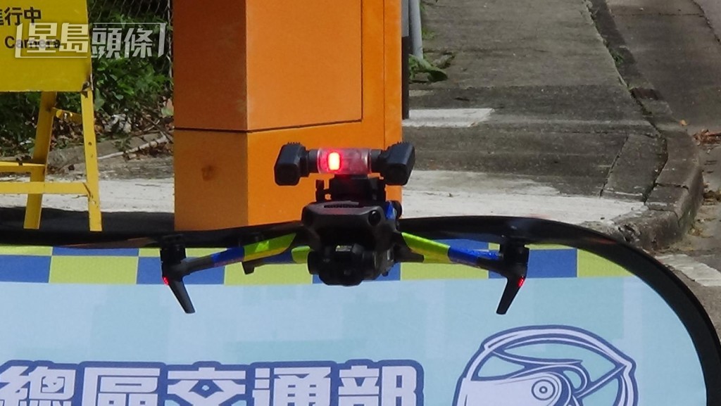 無人機機身亮起紅藍閃燈。
