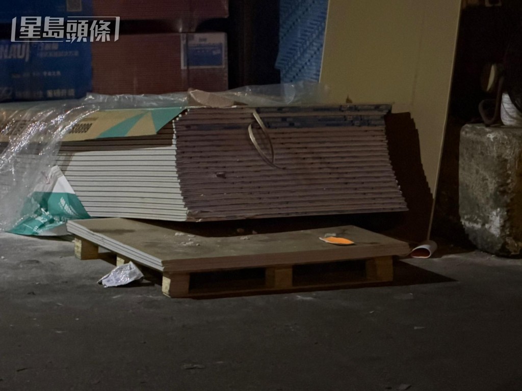 每塊石膏板大約3米乘1.5米。曾志恒攝 每塊石膏板大約3米乘1.5米。曾志恒攝