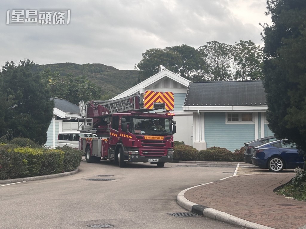 警方及消防人員接報趕到。徐裕民攝