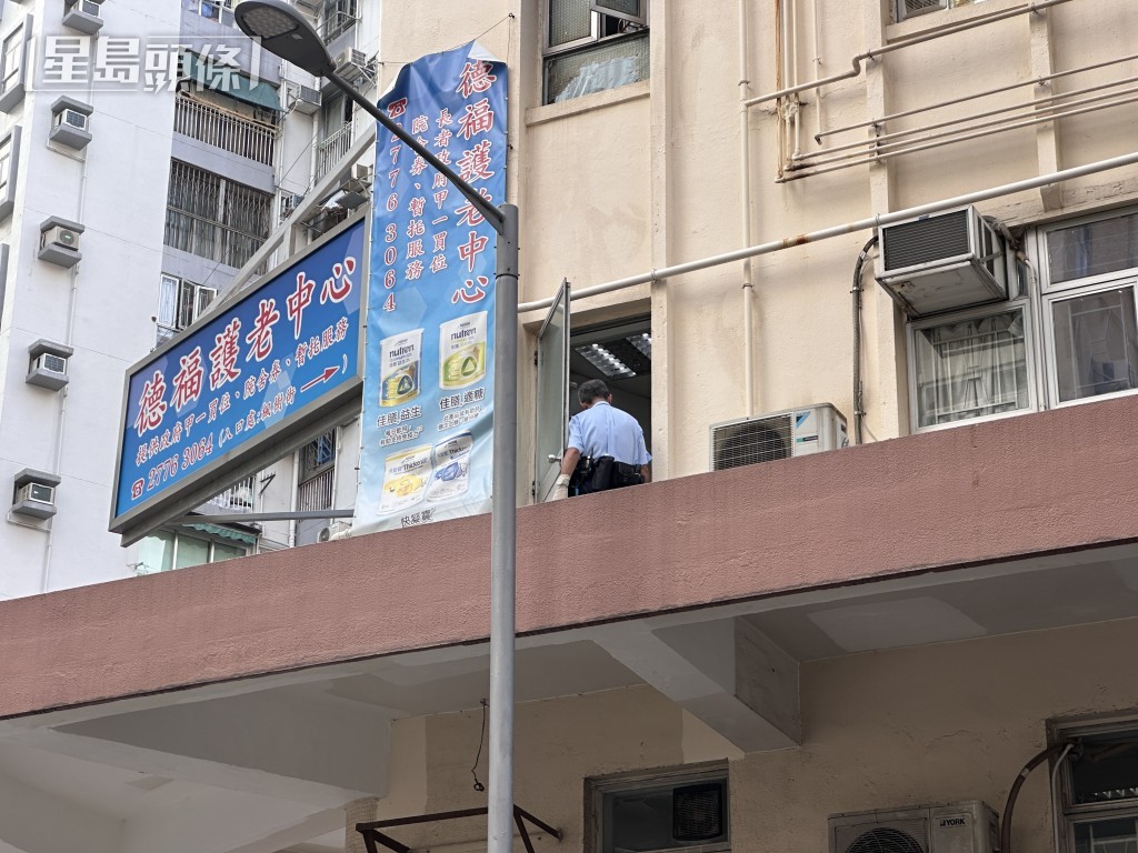 警員在大廈平台調查。 警員在大廈平台調查。