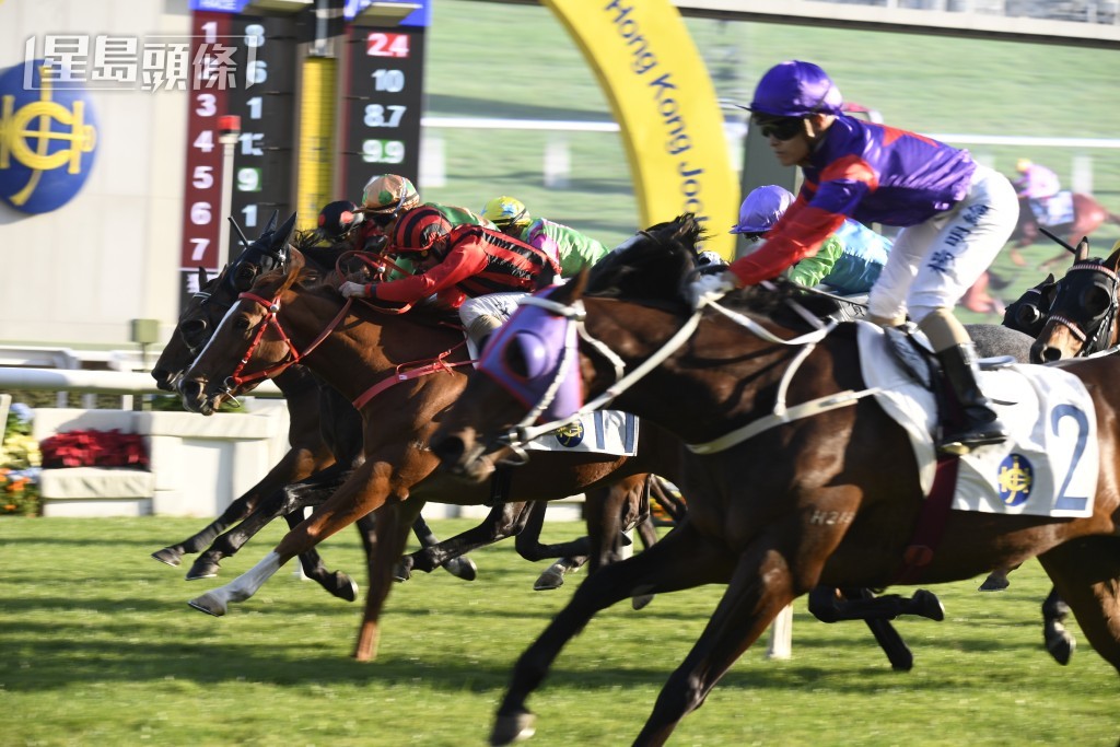 「快路」(外) 上季於四班同程配楊明綸，沿途大包尾但最後在外欄如飛殺上，後追多個馬位反先對手，表現出色。