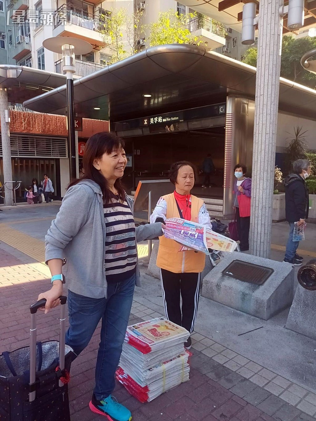 市民開心取得附送《提紙》的免費報紙。