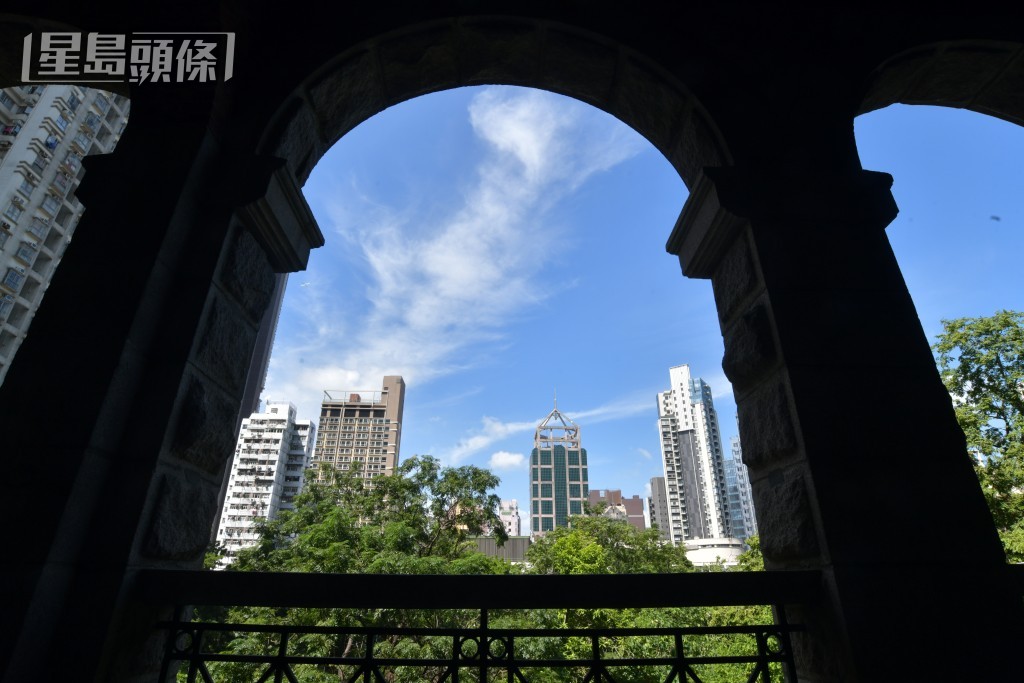 大樓大量採用早期巴洛克式設計,包括寬闊的拱形遊廊和下方的粗琢花崗石塊。禇樂琪攝 大樓大量採用早期巴洛克式設計,包括寬闊的拱形遊廊和下方的粗琢花崗石塊。禇樂琪攝