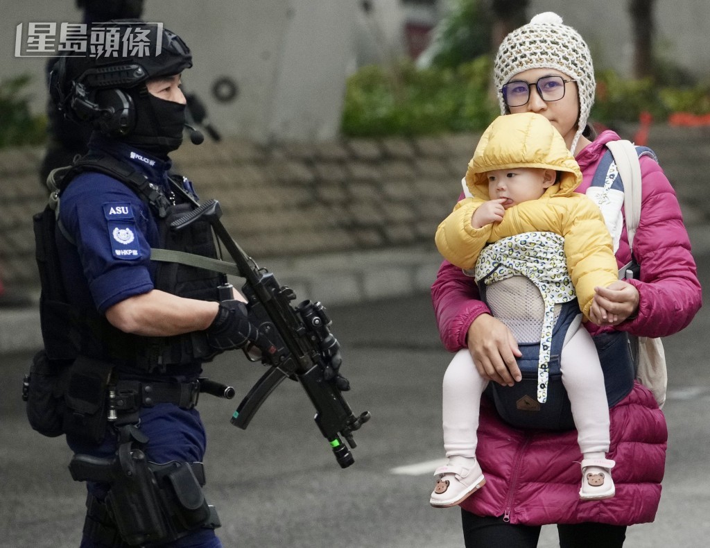警方荷槍在法院外戒備。蘇正謙攝 警方荷槍在法院外戒備。蘇正謙攝
