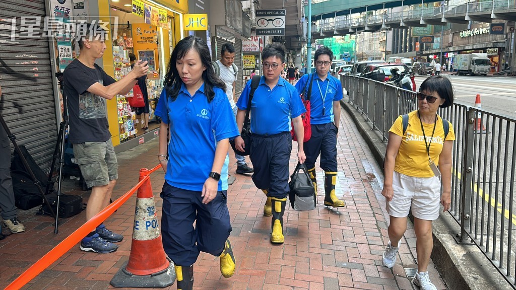 政府化驗所人員到場協助搜證。梁國峰攝 政府化驗所人員到場協助搜證。梁國峰攝