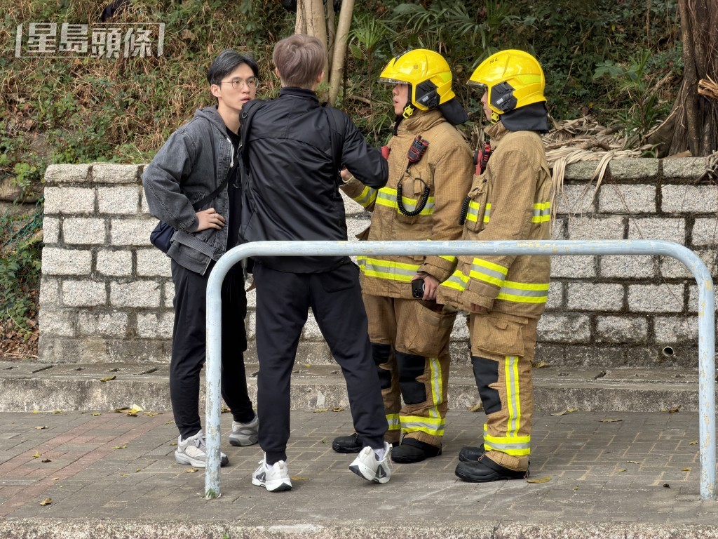 起火單位八旬翁被救出昏迷，其2名兒子則無恙。