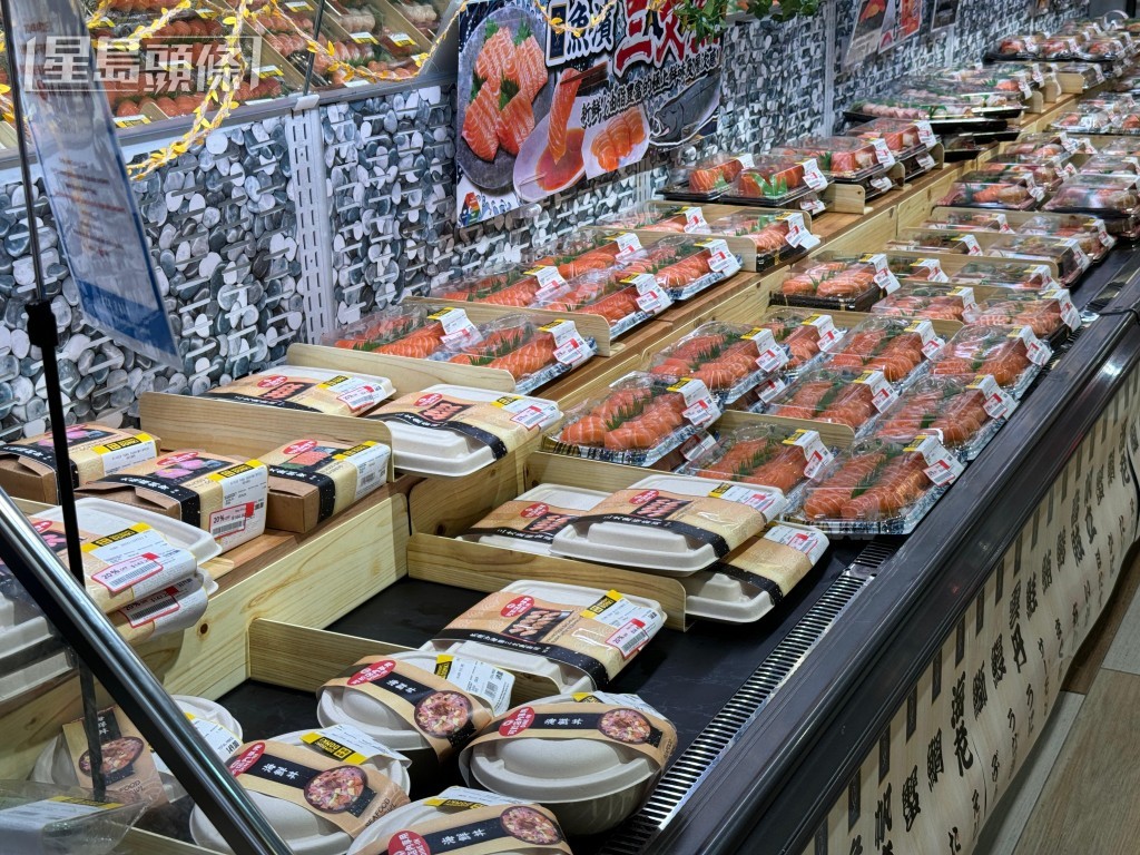 大型日式連鎖超市內售賣的外賣壽司日前變成「盲盒」。陳俊豪攝