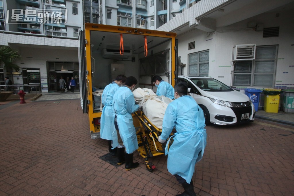 遺體由仵工移送至殮房。 遺體由仵工移送至殮房。