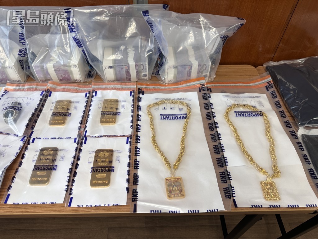 警方檢獲的假金飾、金條和金錶。梁國峰攝 警方檢獲的假金飾、金條和金錶。梁國峰攝