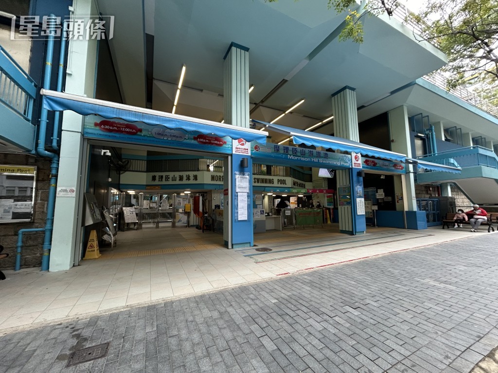 摩理臣山游泳池男泳客遇溺。曾志恆攝