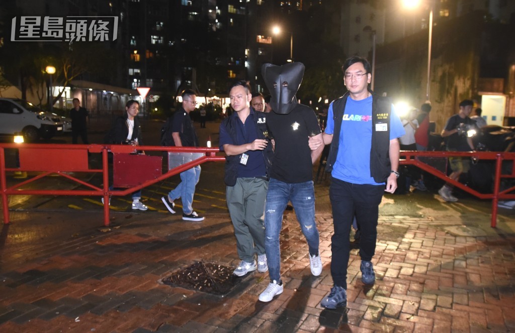 19歲巴裔疑犯被押至其黃大仙竹園北邨桃園樓寓所搜證。黃文威攝