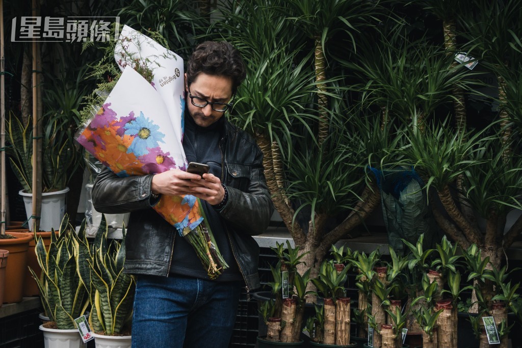 不少市民冒雨前來旺角花墟買花。汪旭峰攝