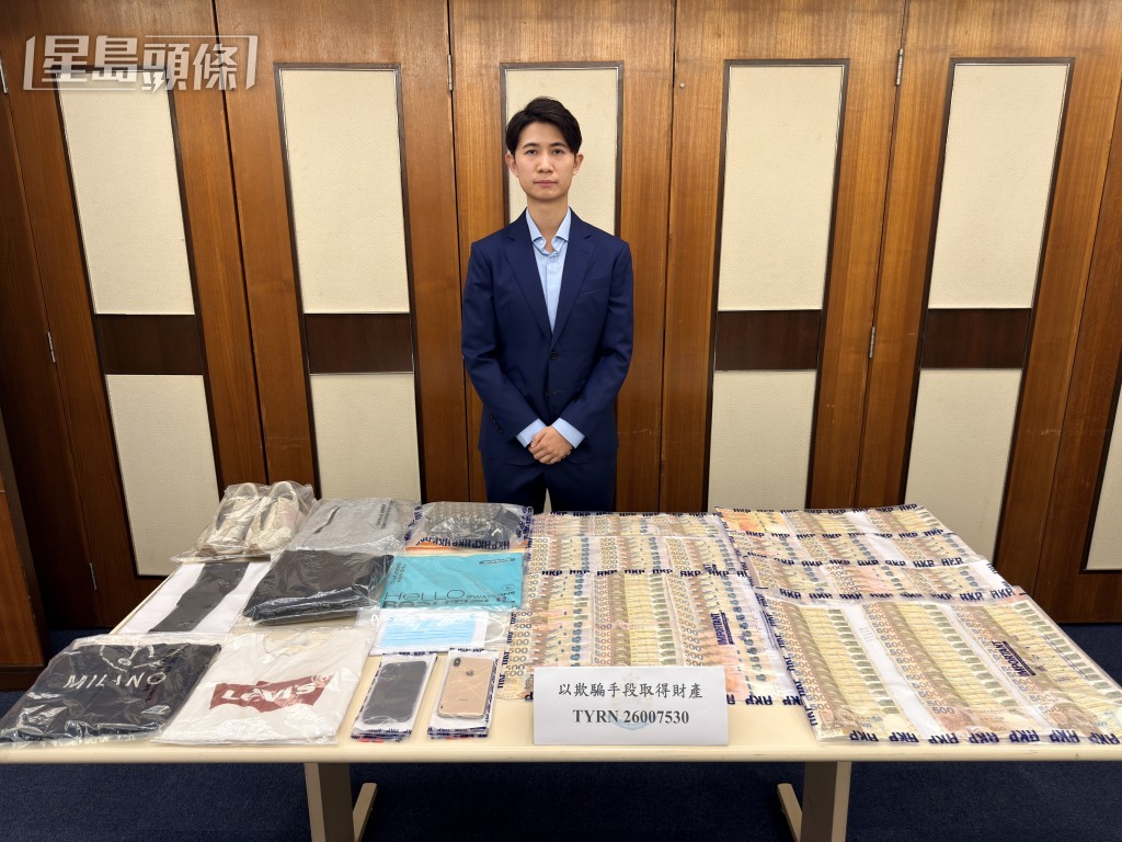 葵青警區重案組高級督察邵頌昕展示證物。梁國峰攝 葵青警區重案組高級督察邵頌昕展示證物。梁國峰攝