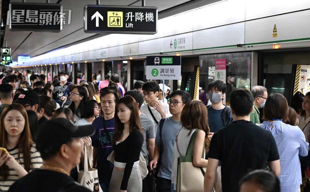 早上9點半後太子站月台人流逐漸增多。陳極彰攝 早上9點半後太子站月台人流逐漸增多。陳極彰攝