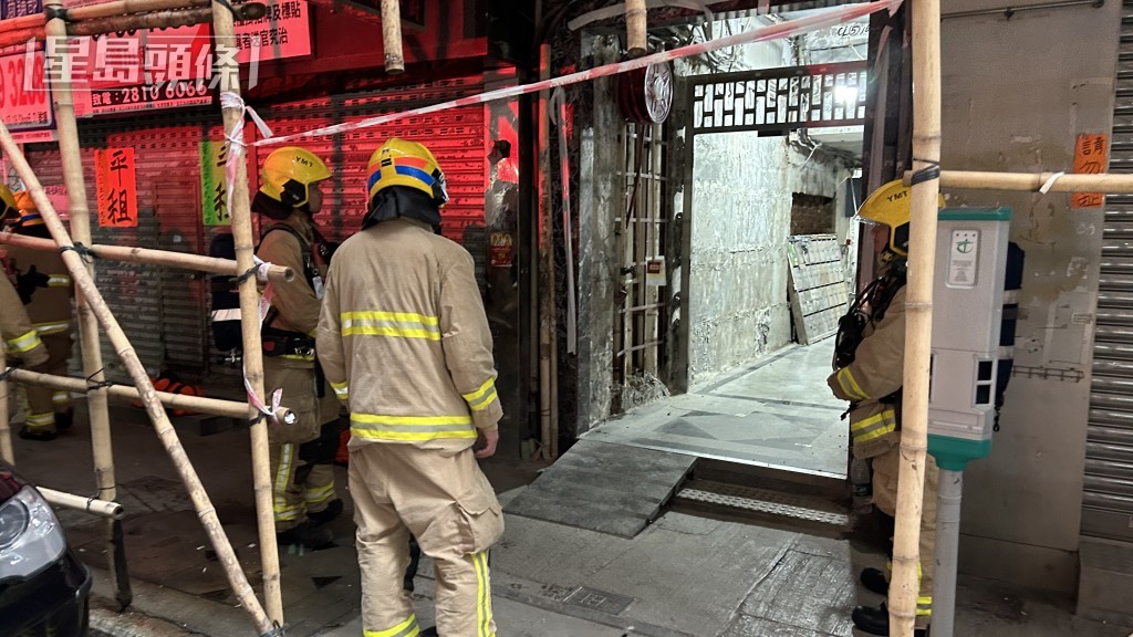 消防員在場進行調查。
