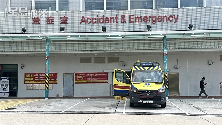 墮樓女教師經送院搶救後不治。劉漢權攝 墮樓女教師經送院搶救後不治。劉漢權攝