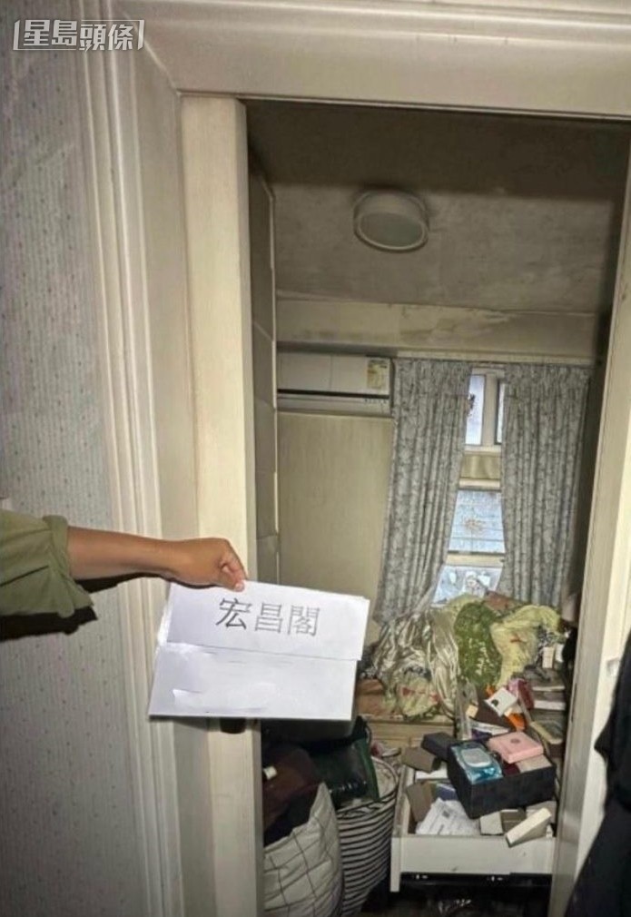 宏昌阁住户展示由一户一社工拍摄的单位照片，显示柜桶被打开，多首饰盒一片混乱。