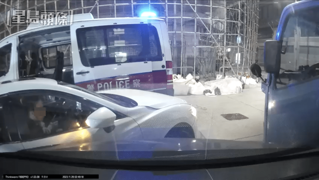 可疑私家車衝前撞開警車。車Cam片段截圖