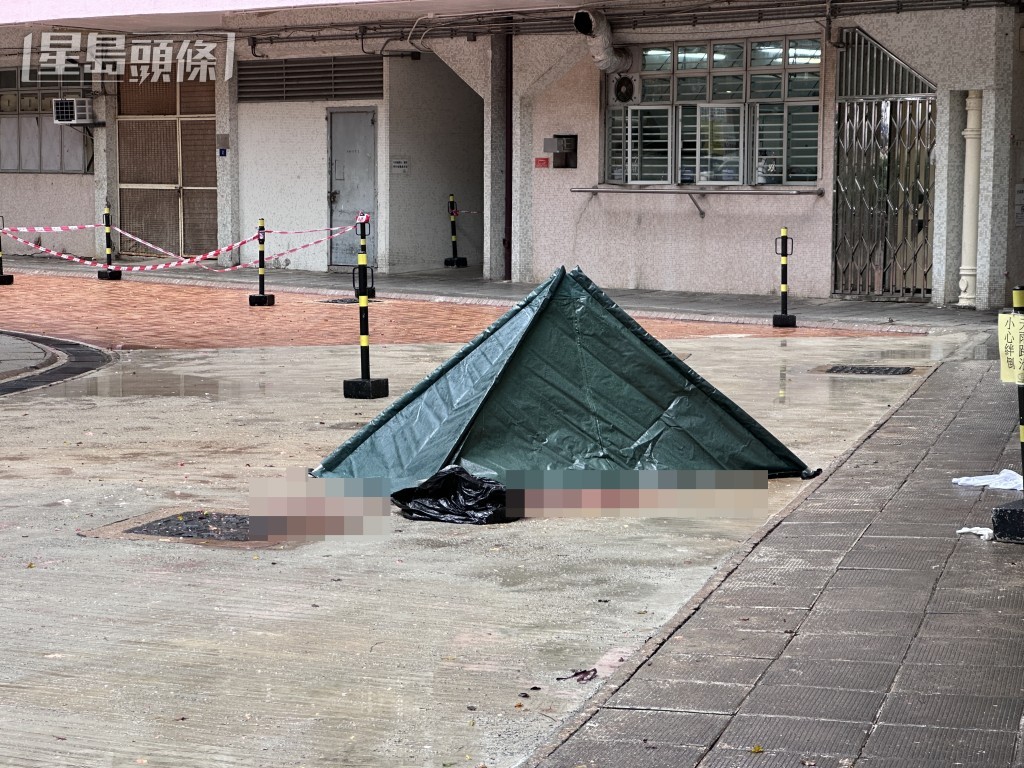 警方用帳篷遮蔽遺體。 警方用帳篷遮蔽遺體。