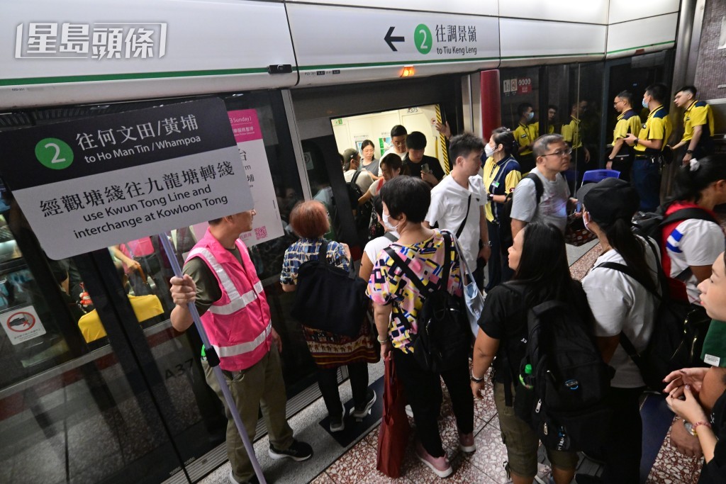 職員在太子站月台維特秩序。陳極彰攝