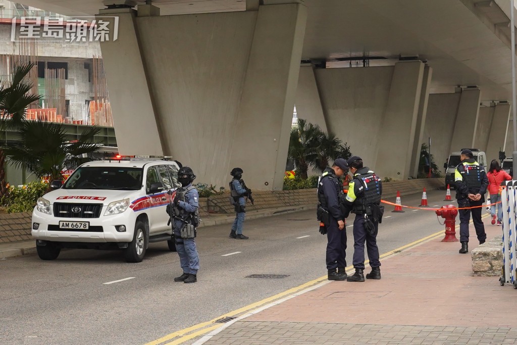 警方於法院外戒備。葉偉豪攝