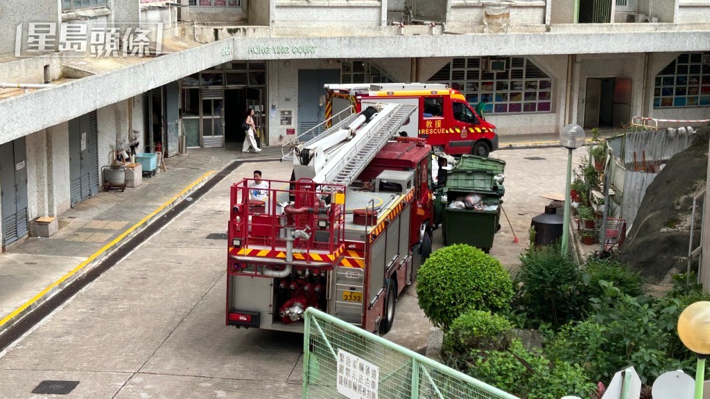 康盈苑女子墮樓倒斃簷篷上，消防員到場將遺體從簷篷抬下。蔡楚輝攝