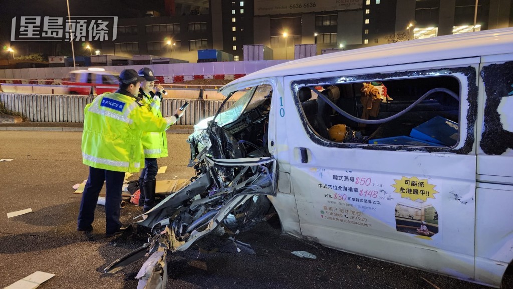 货车车头损毁严重，左前轮爆破，挡风玻璃碎裂，车身更机件外露。黎志伟摄
