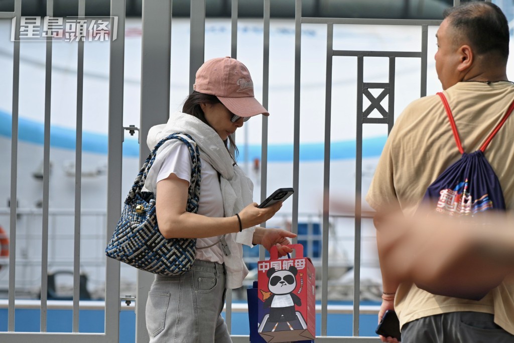 郭晶晶參觀完離開。 郭晶晶參觀完離開。