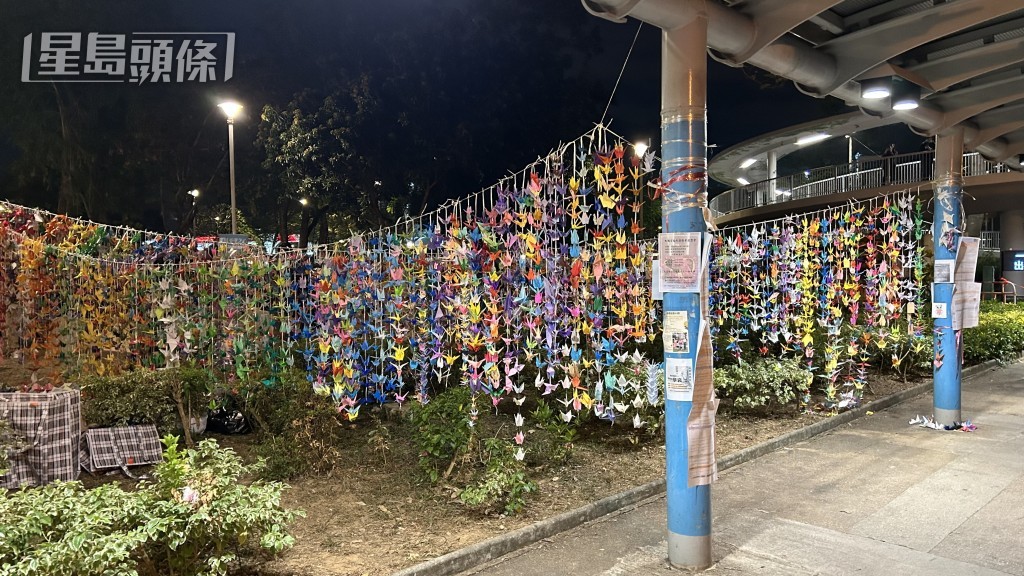 義工早前稱,場內紙鶴與元寶將整合後化寶。 義工早前稱,場內紙鶴與元寶將整合後化寶。