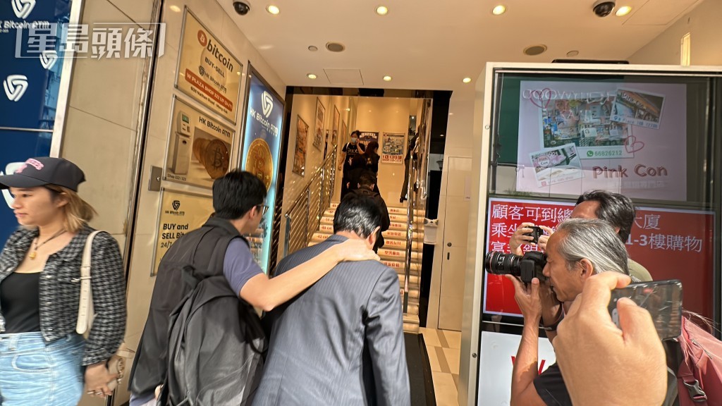 朱江瑋被帶到旺角W Plaza的一間店舖搜查。梁國峰攝 朱江瑋被帶到旺角W Plaza的一間店舖搜查。梁國峰攝