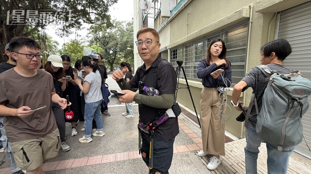 譚先生直言住17樓,要「撐」樓梯。 譚先生直言住17樓,要「撐」樓梯。