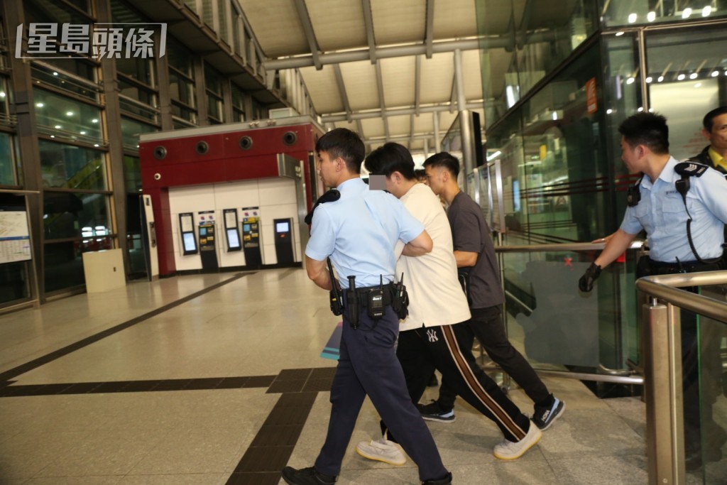 警員拘捕一名男子，懷疑於站內將女子推跌。