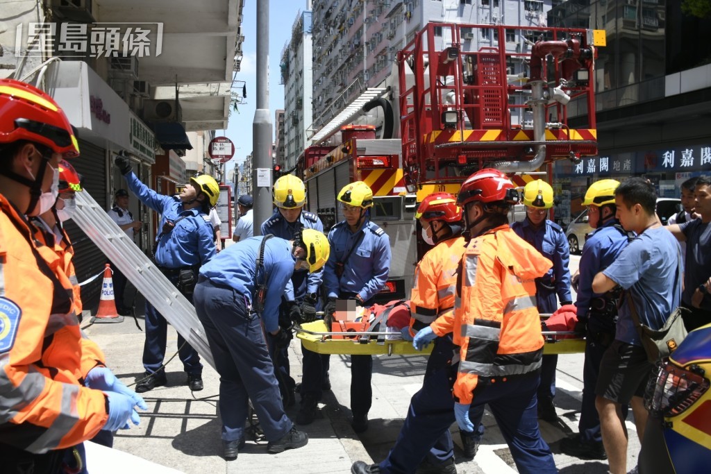 男子跌落簷篷,由消防員救下送院。 男子跌落簷篷,由消防員救下送院。