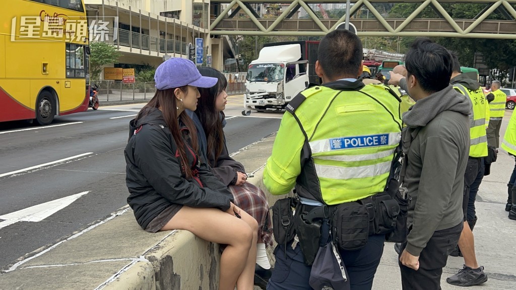 目击者向警员讲述意外经过。