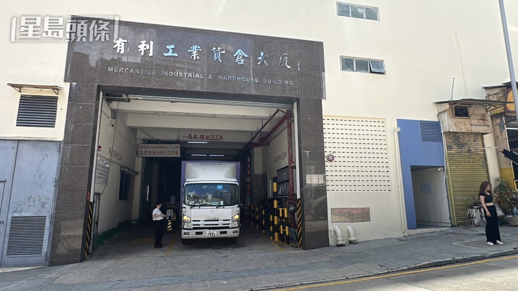 工廈樓上迷你倉遭爆竊。劉漢權攝