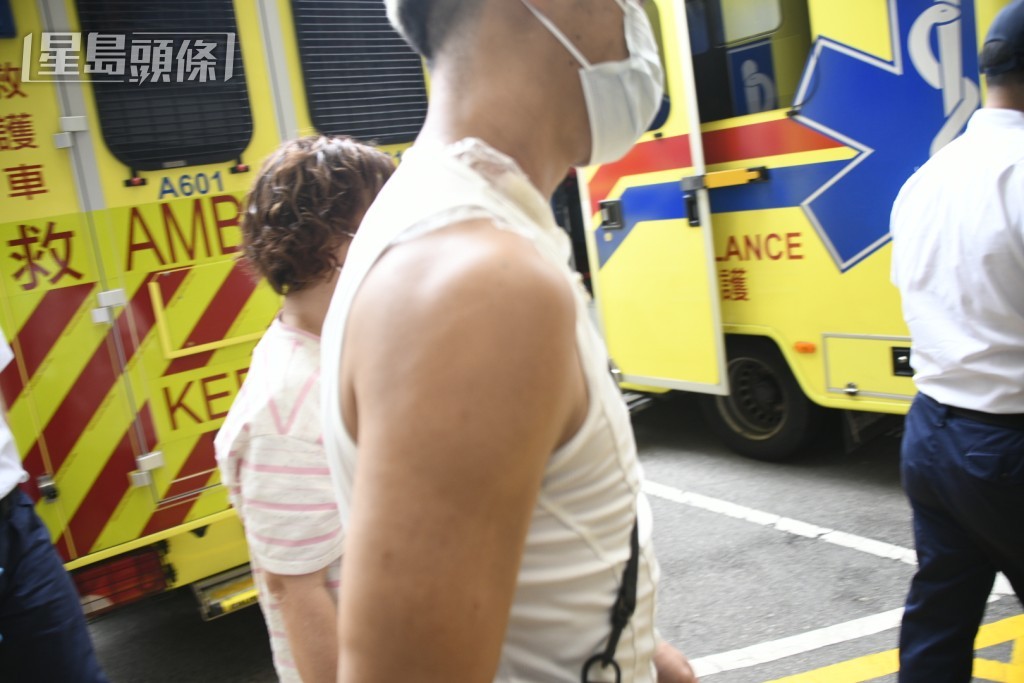 母子燒傷由救護車送院治理。楊偉亨攝 母子燒傷由救護車送院治理。楊偉亨攝