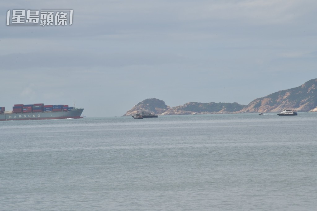 海事處、漁護署及水警分別派出船隻，在深水灣一帶海面搜索鯨蹤。楊偉亨攝
