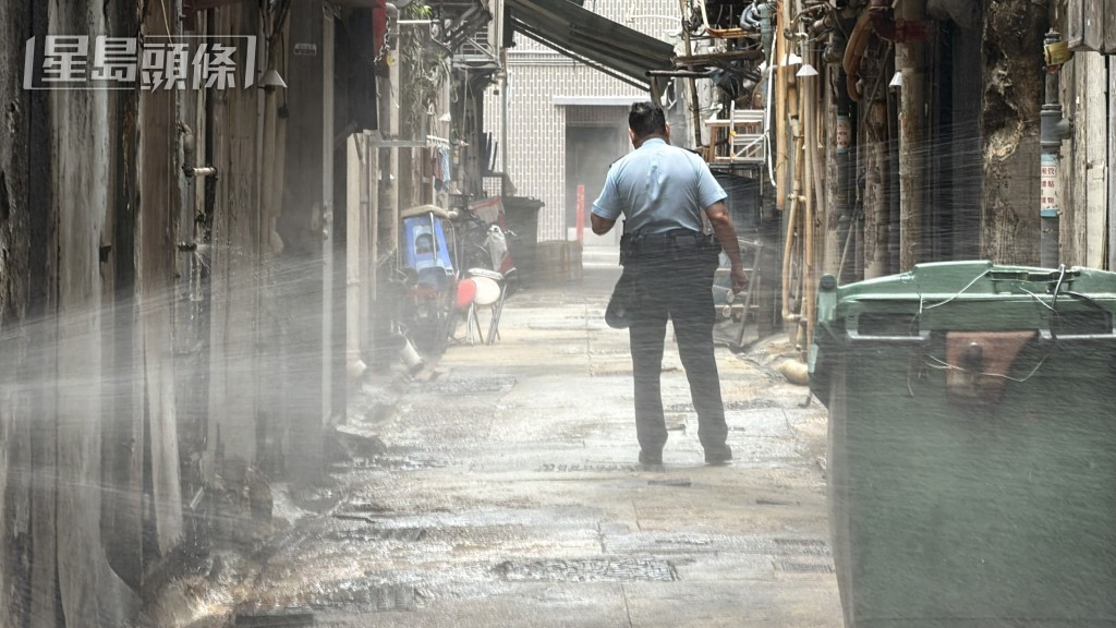 警員在西貢街與吳松街的後巷調查。