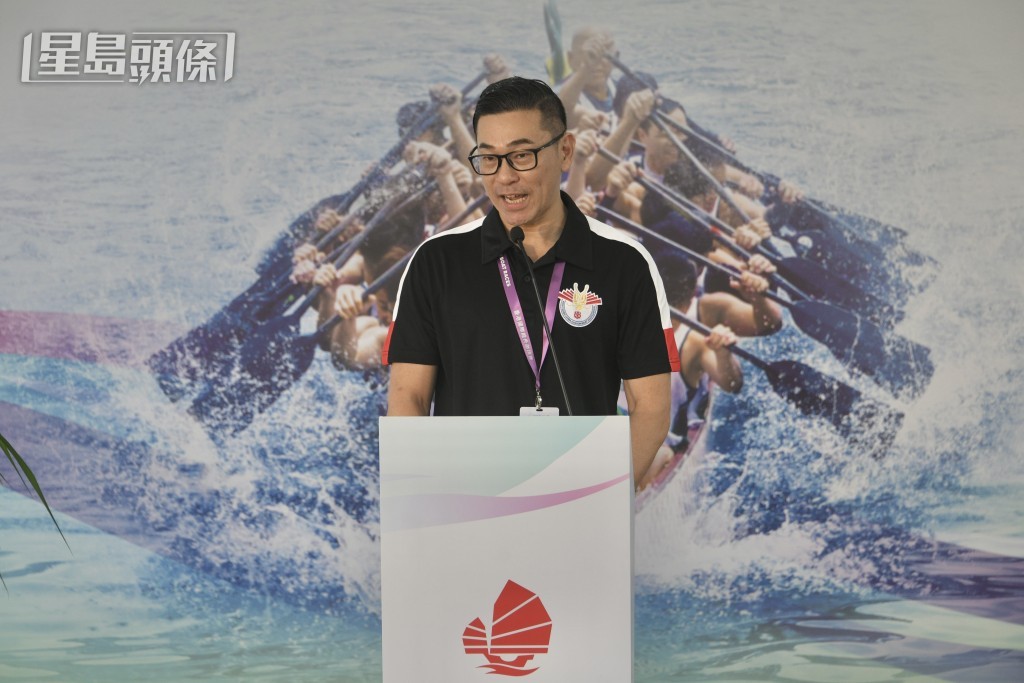 中國香港龍舟總會主席鍾志樂指,國際龍舟賽吸引不少國家及地區的龍舟運動員參加。陳浩元攝 中國香港龍舟總會主席鍾志樂指,國際龍舟賽吸引不少國家及地區的龍舟運動員參加。陳浩元攝
