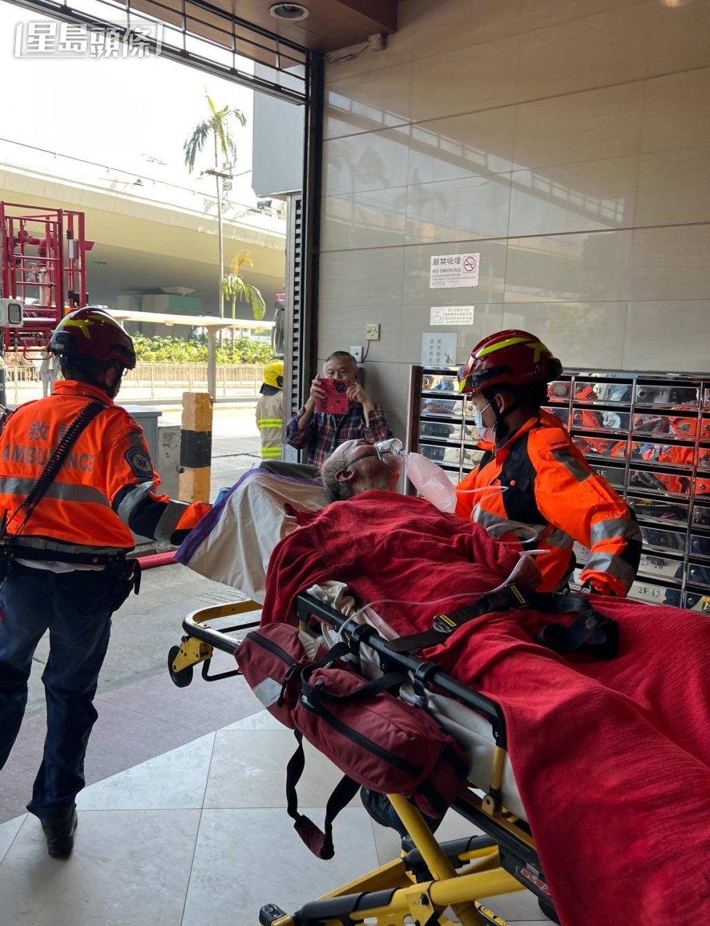 男子由救護員送院治理。