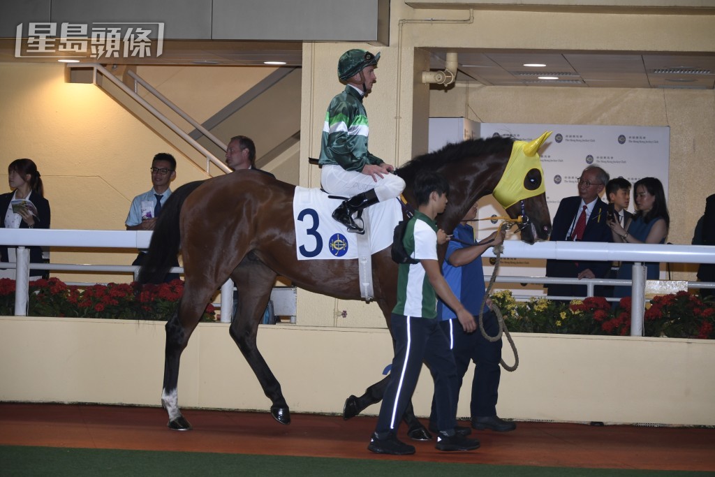 精妙星」上場轉入容廐初出配潘頓即上名，今場易配周俊樂，力求補中。