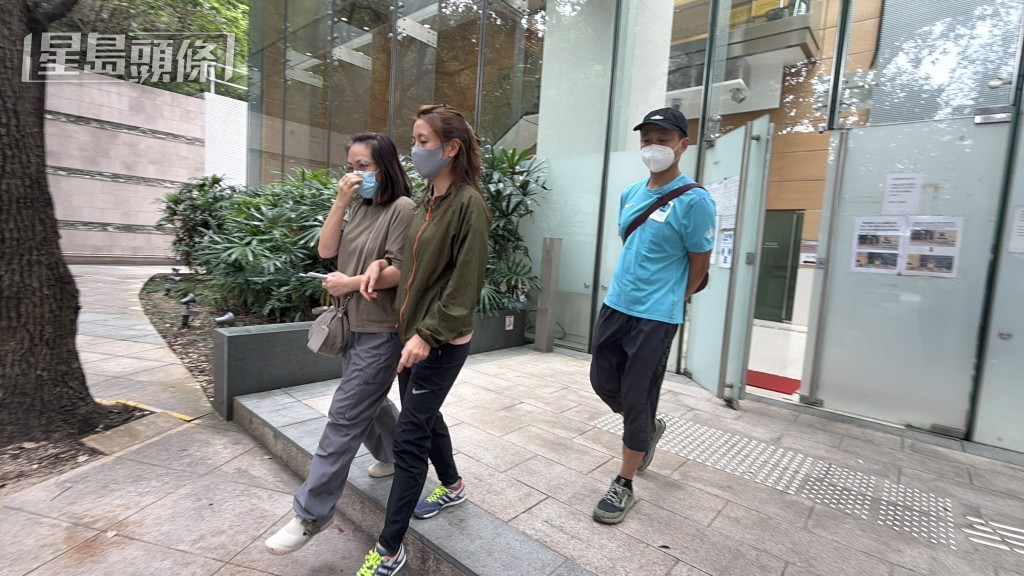 男死者的2名女兒和女婿,認屍後離開。梁國峰攝 男死者的2名女兒和女婿,認屍後離開。梁國峰攝