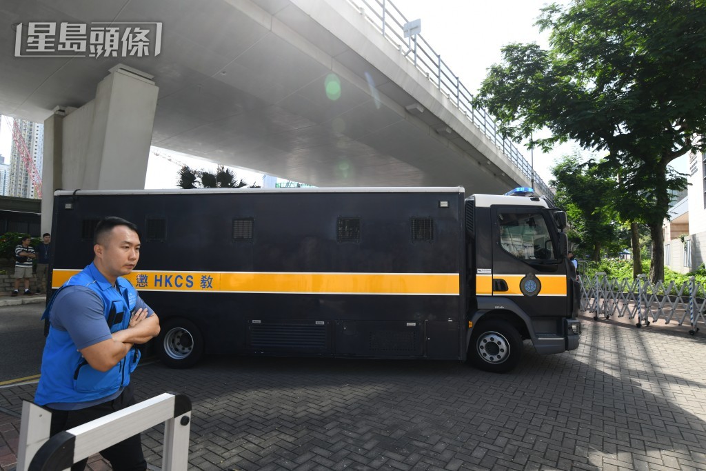 囚车驶入法庭。何健勇摄